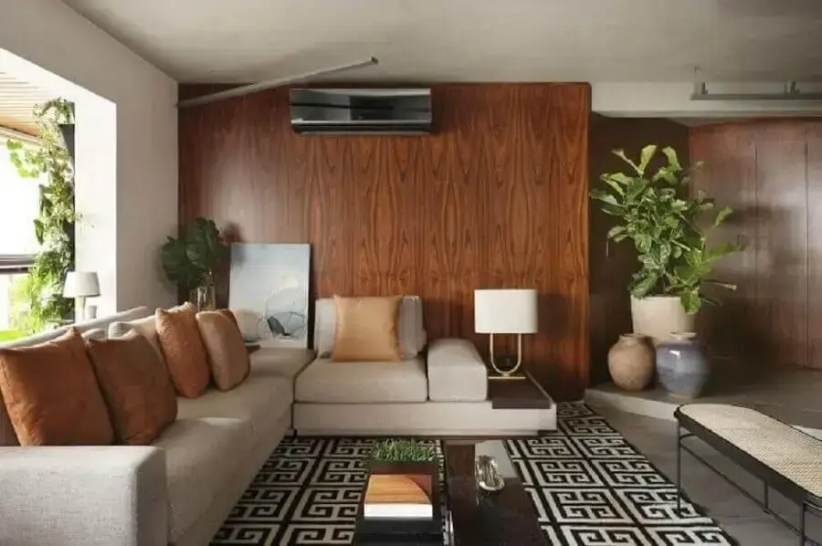 objetos de decoração para sala de estar com tapete geométrico e parede de madeira Foto Quattrino Arquitetura