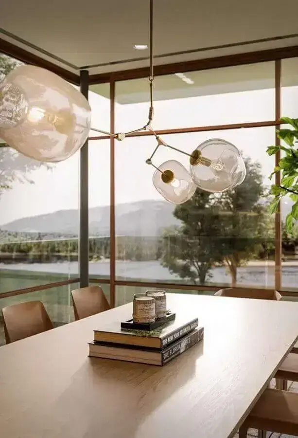 objetos de decoração para sala de jantar decorada com com livros como centro de mesa Foto Futurist Architecture