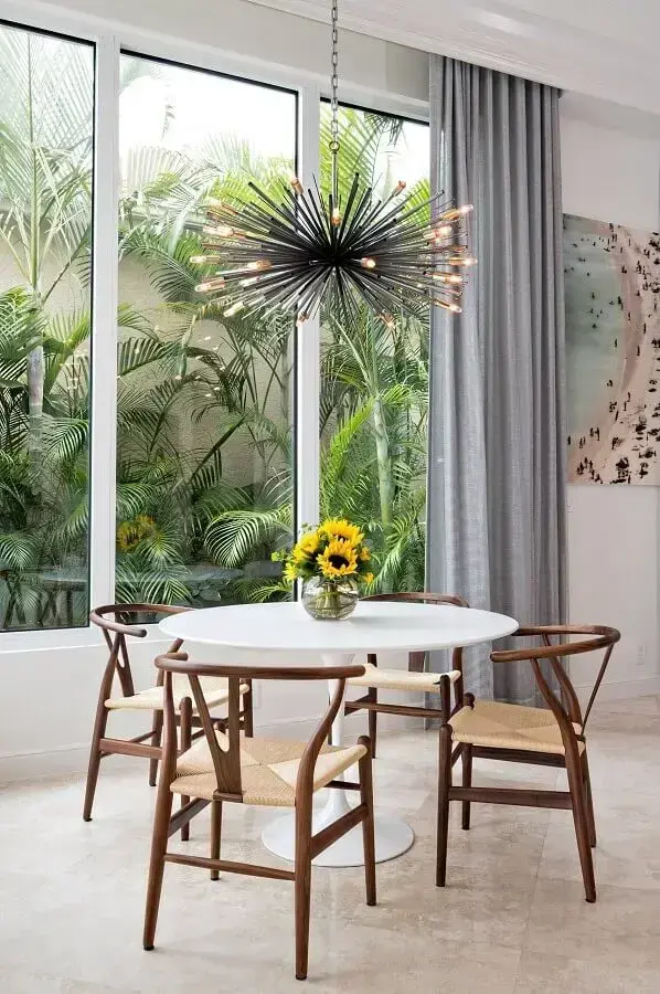 objetos de decoração para sala de jantar decorada com lustre moderno para mesa redonda Foto Futurist Architecture