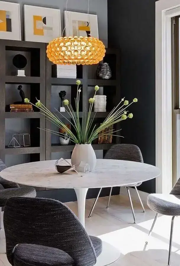 objetos de decoração para sala de jantar moderna com estante de nichos planejada e mesa redonda Foto Futurist Architecture