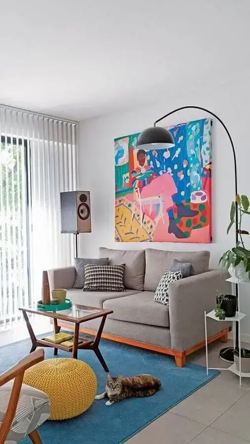 objetos de decoração para sala pequena com sofá cinza e quadro grande colorido Foto Pinterest