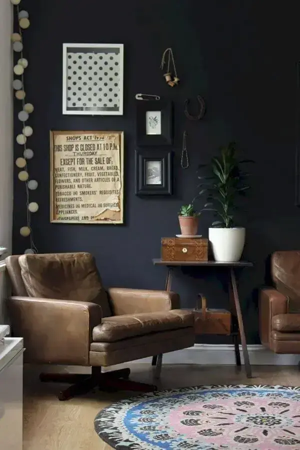 objetos de decoração para sala preta decorada com poltrona de couro Foto Pinterest