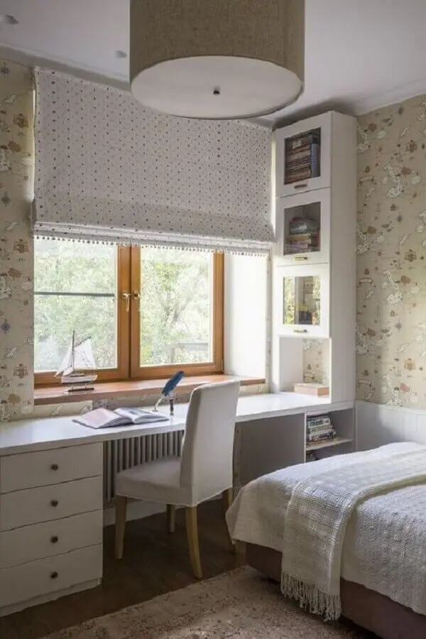 papel de parede bege para decoração de quarto com escritório planejado Foto Pinterest