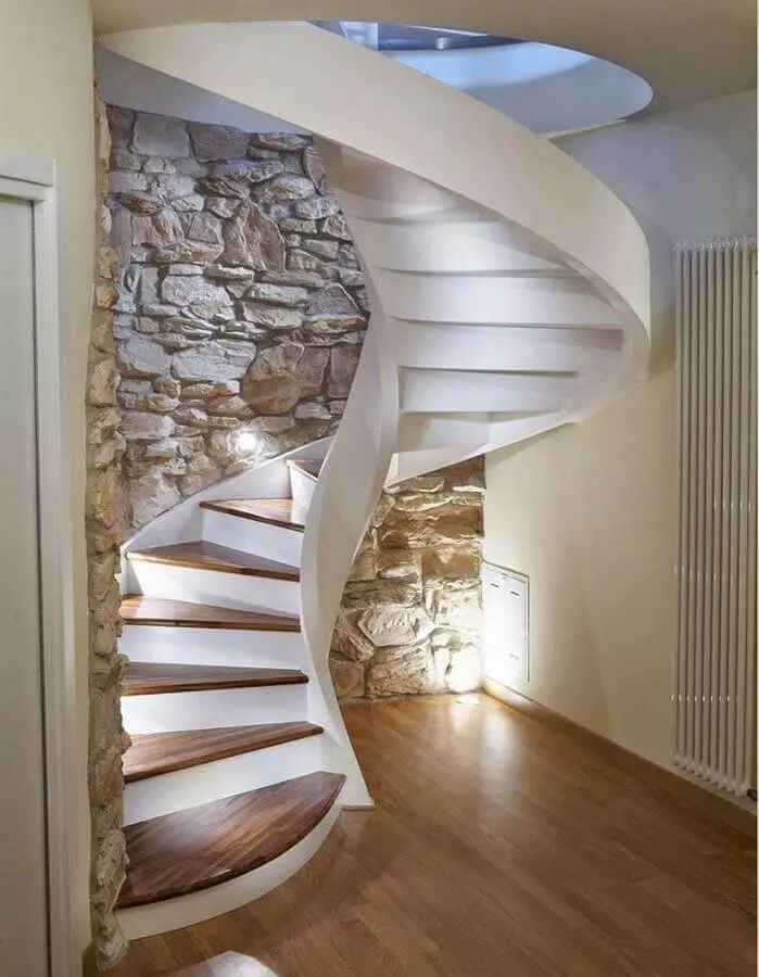 parede de pedra para decoração de casa com escada espiral Foto Pinterest