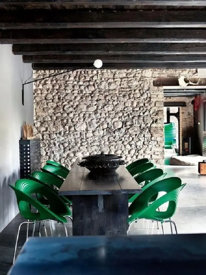 Parede de pedra rústica para decoração de sala de jantar com cadeira verde moderna  Foto Decoholic