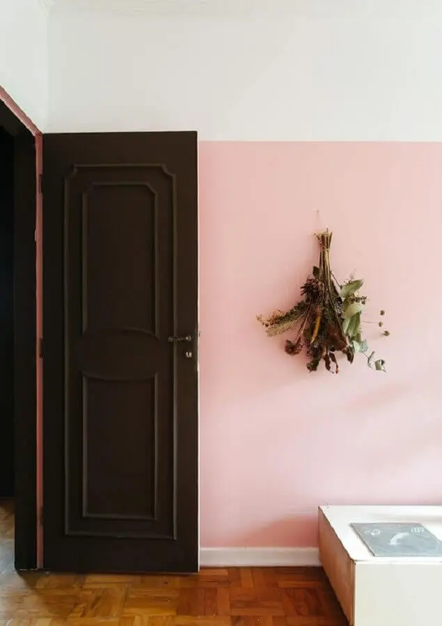 parede rosa chá para decoração de casa com porta de madeira Foto Histórias de Casa