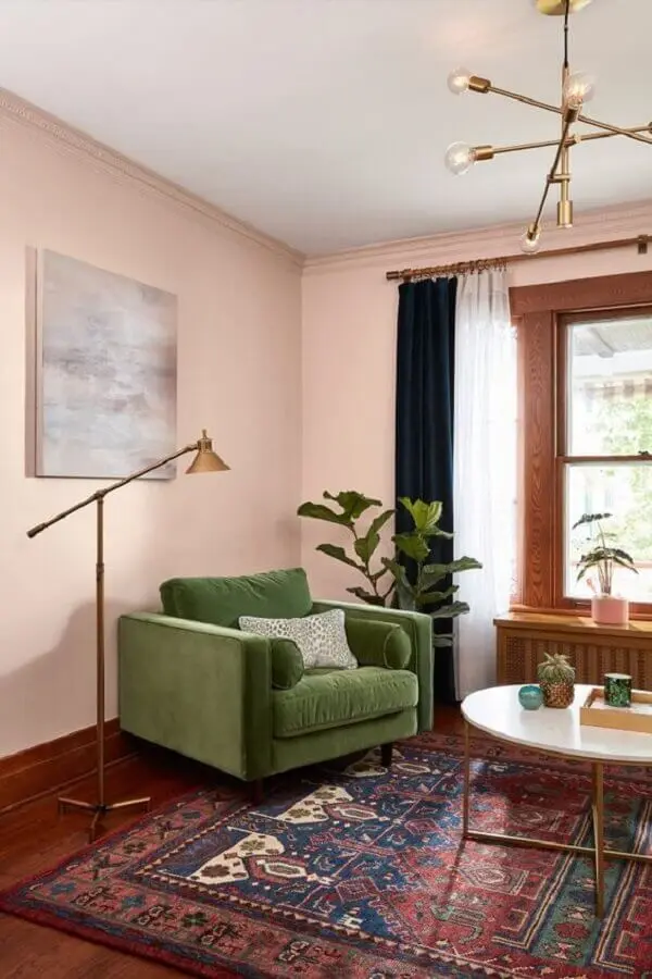 parede rosa chá para decoração de sala com poltrona verde musgo Foto Histórias de Casa