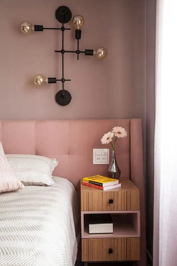 parede rosa chá para quarto decorado com luminária de parede moderna Foto Jeito de Casa