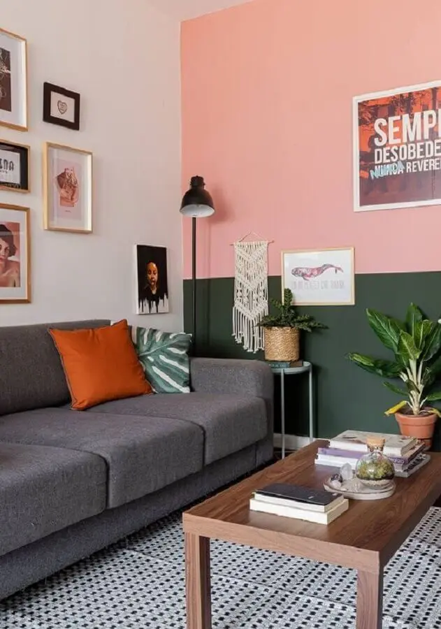 parede rosa chá para sala de estar decorada com sofá cinza Foto Histórias de Casa