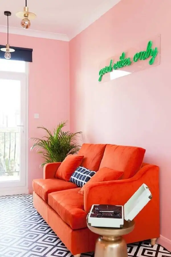 parede rosa chá para sala simples decorada com sofá laranja Foto Pinterest