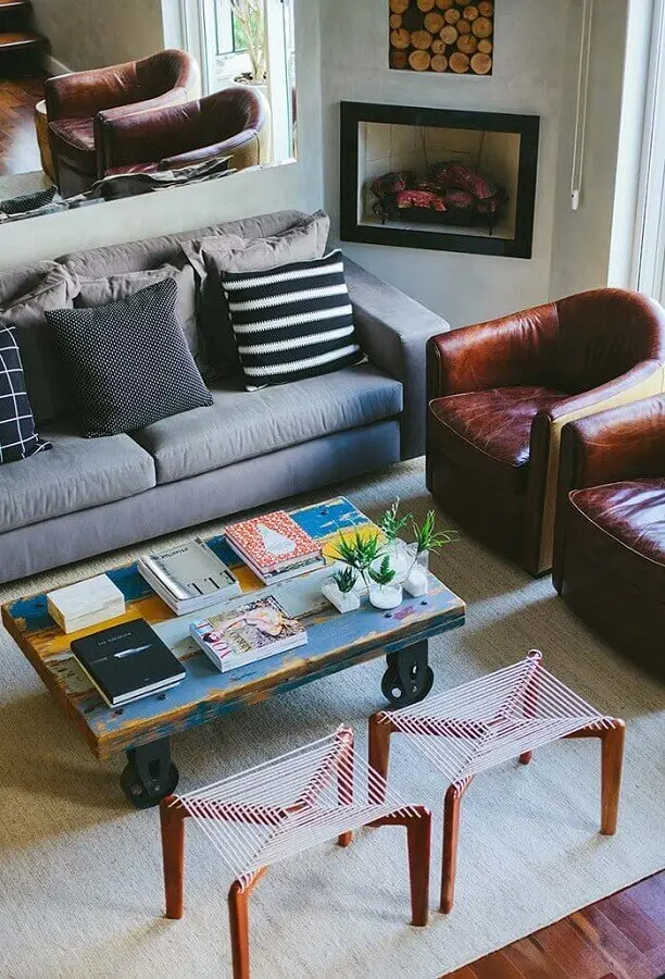 poltronas de couro para decoração de sala com lareira de canto Foto Pinterest