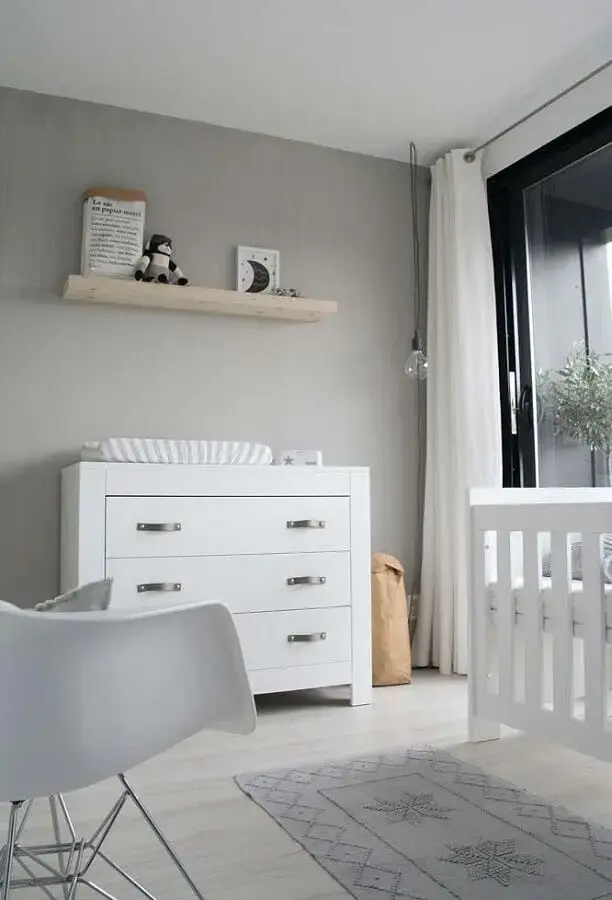 quarto cinza decorado com cômoda de bebê com trocador branca Foto Deco & Home