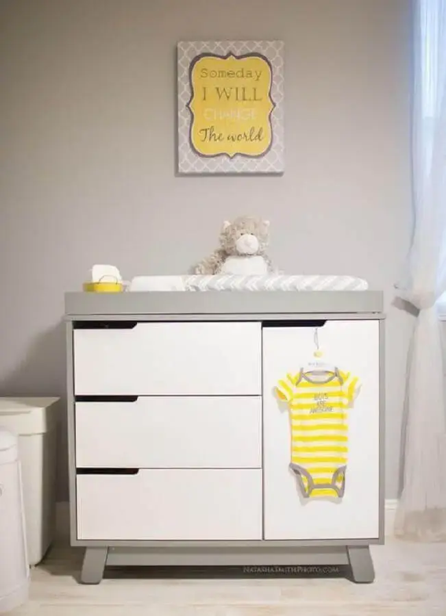 quarto cinza decorado com cômoda para bebê com trocador pequena Foto Pinterest