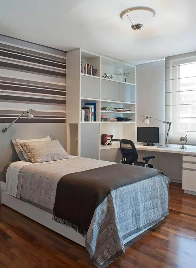 quarto com escritório branco e cinza decorado com papel de parede listrado Foto Pinterest