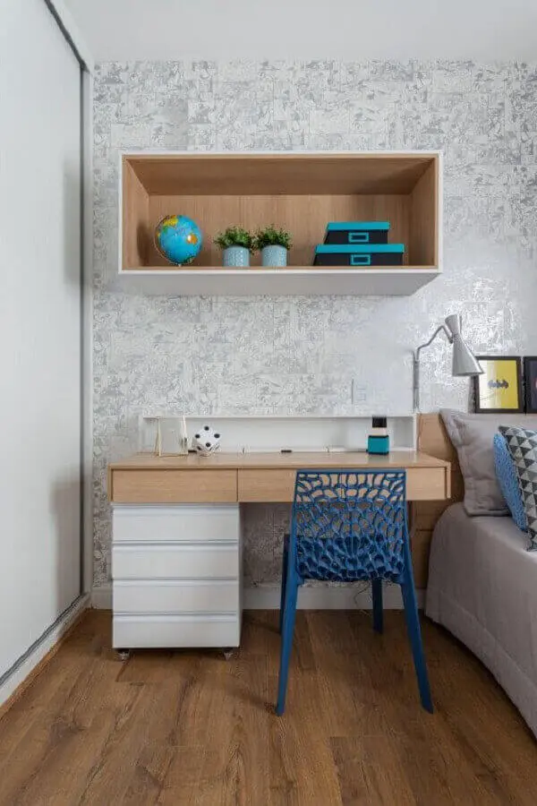 quarto com escritório decorado com papel de parede cinza delicado e escrivaninha com gaveteiro Foto Rúbia M. Vieira Interiores