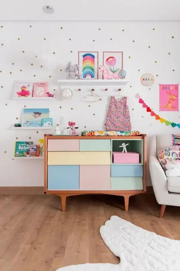 quarto de bebê branco decorado com cômoda infantil com trocador com gavetas coloridas diferentes Foto MOOUI