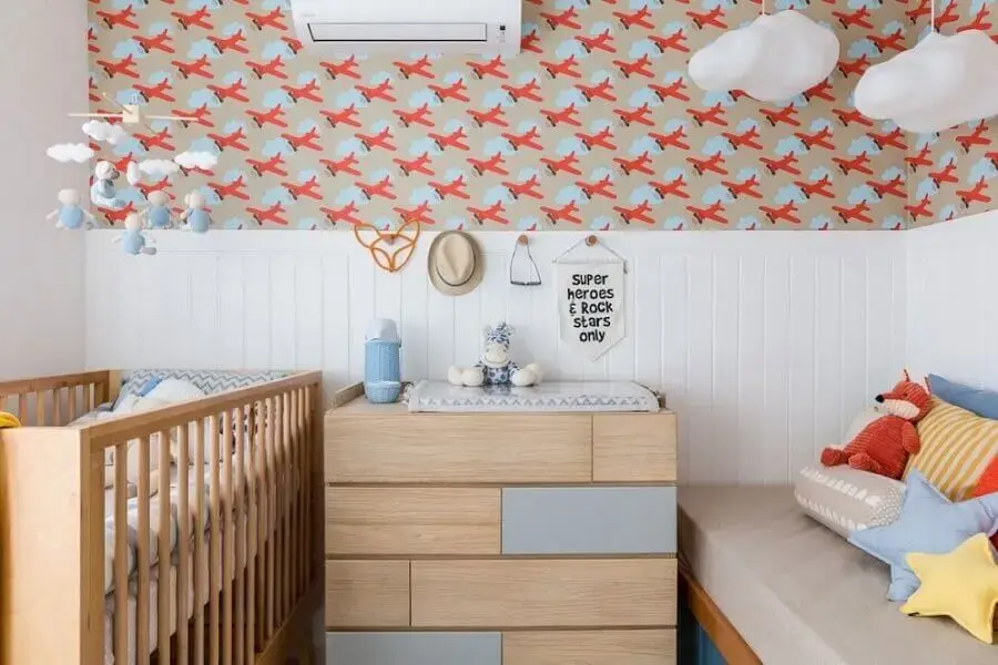 quarto de bebê pequeno decorado com cômoda com trocador de madeira Foto NaToca Design