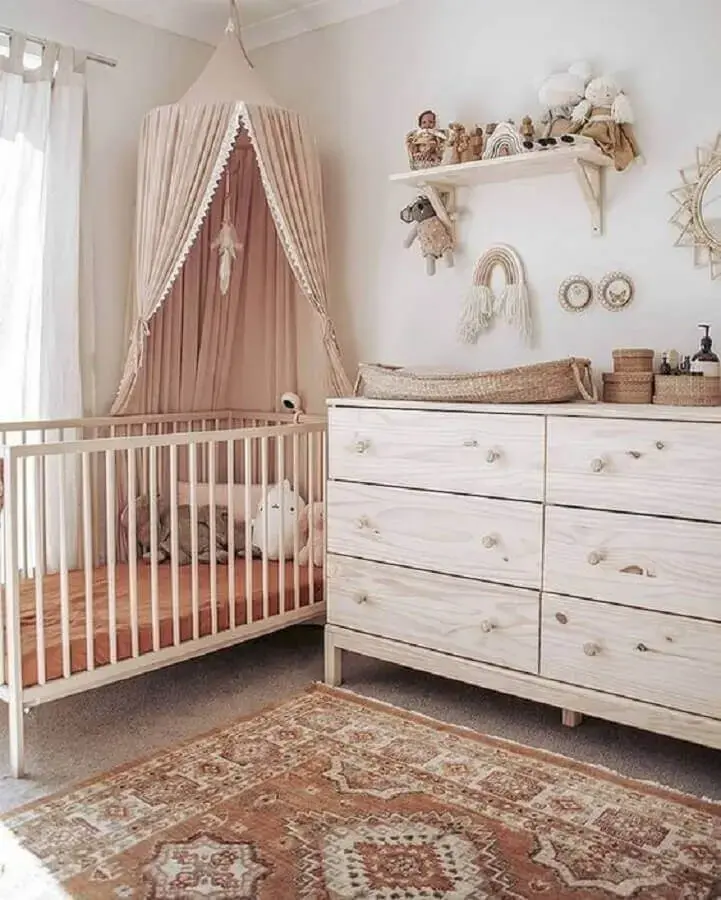 quarto de bebê rústico decorado com cômoda de bebê com trocador Foto Vobibr