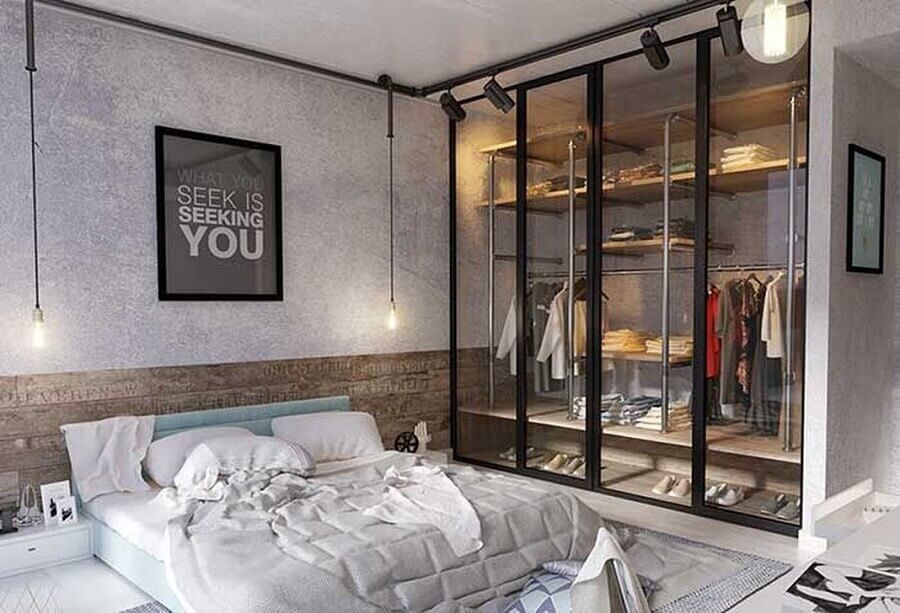 quarto estilo industrial decorado com porta de vidro para closet Foto Pinterest