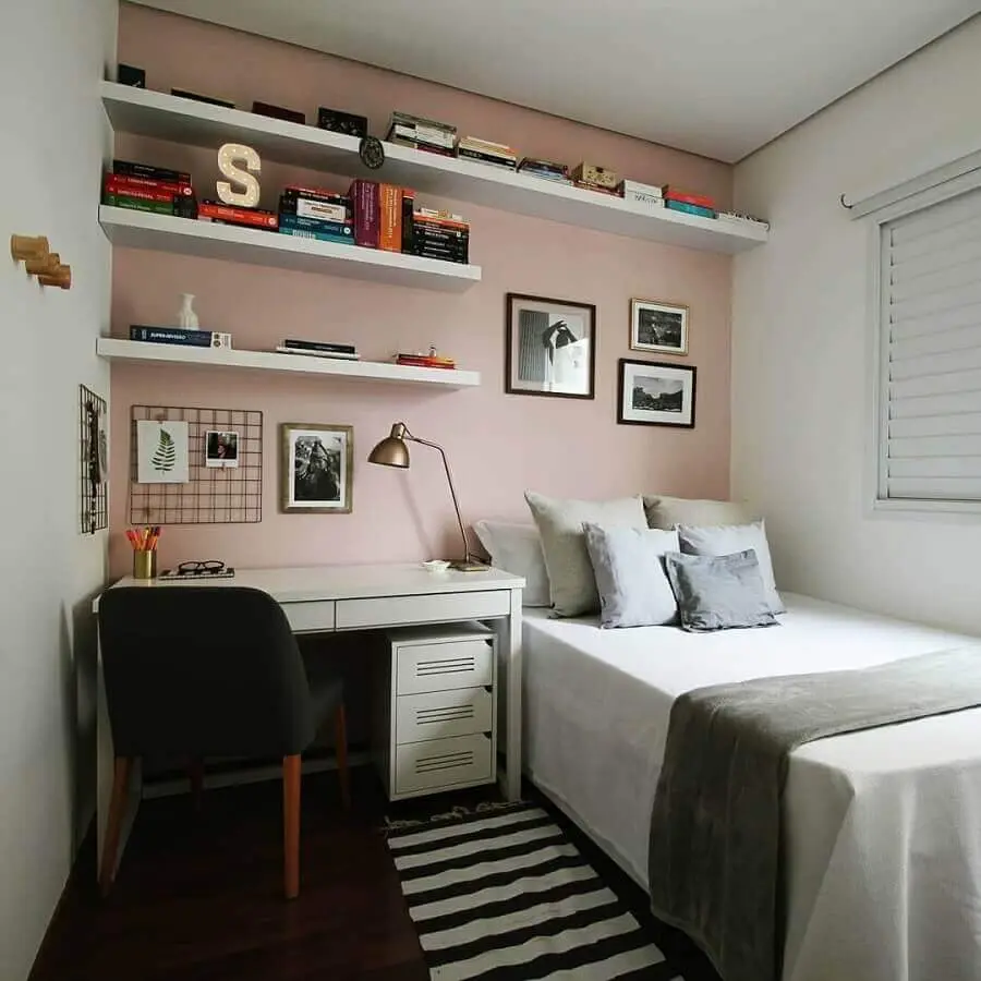 quarto simples decorado com parede rosa chá e escrivaninha branca foto Estúdio Ventana