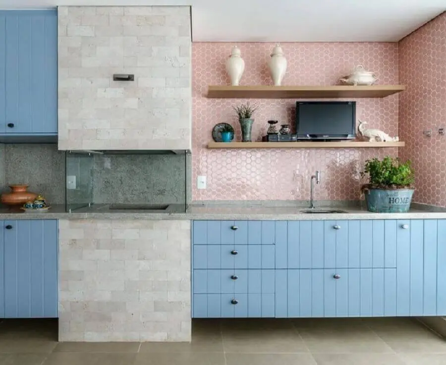 revestimento cor de rosa chá para varanda gourmet decorada com armário azul e churrasqueira de vidro Foto Andrea Murao