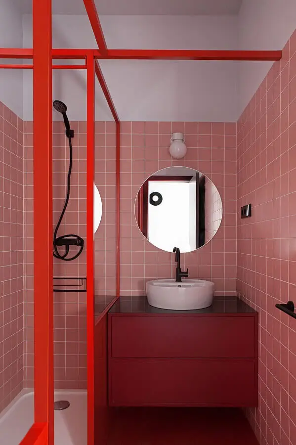 revestimento rosa chá para decoração de banheiro pequeno com gabinete suspenso Foto Futurist Architecture