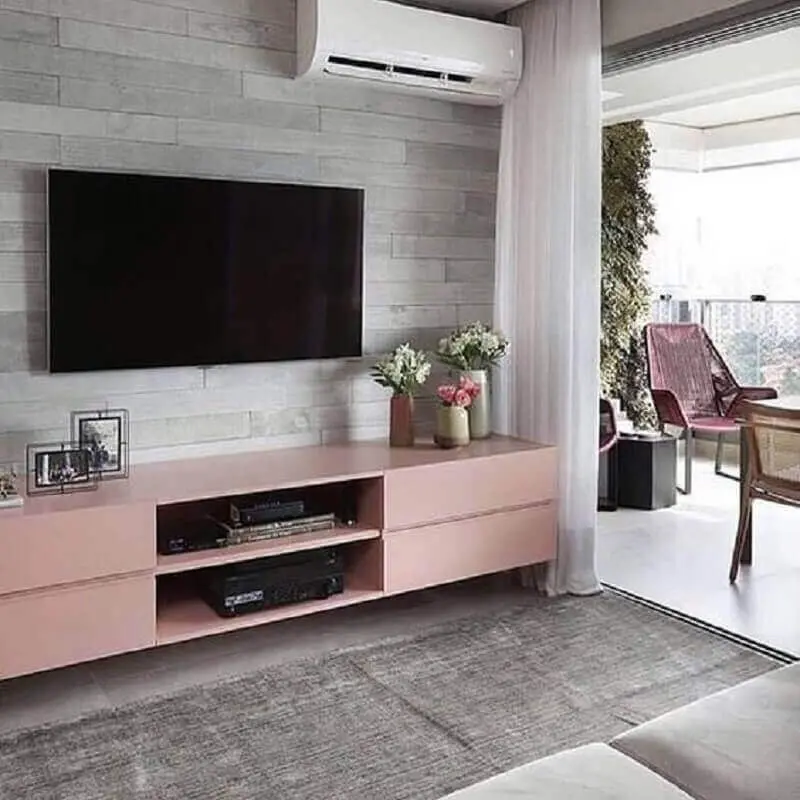 sala de TV decorada com rack cor rosa chá Foto Pinterest