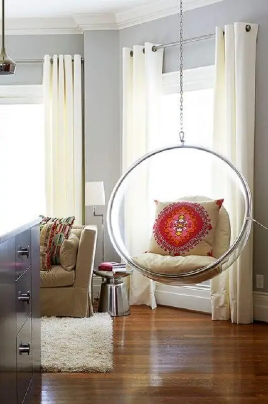 Sala de estar decorada com cadeira de balanço moderna suspensa Foto Fashionismo