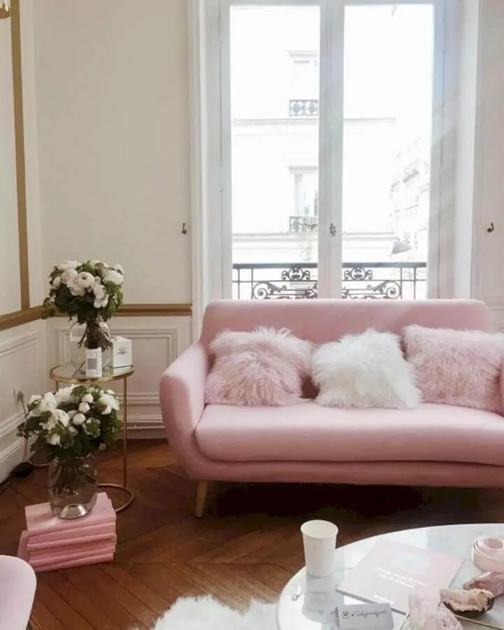 sala de estar decorada com sofá rosa chá retrô Foto Curated Interior