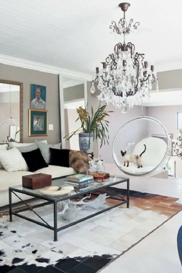 Sala de estar decorada com tapete de couro e cadeira de balanço moderna suspensa Foto Fashionismo