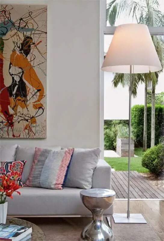 sala de estar moderna decorada com quadro colorido e abajur de pé alto Foto Pinterest