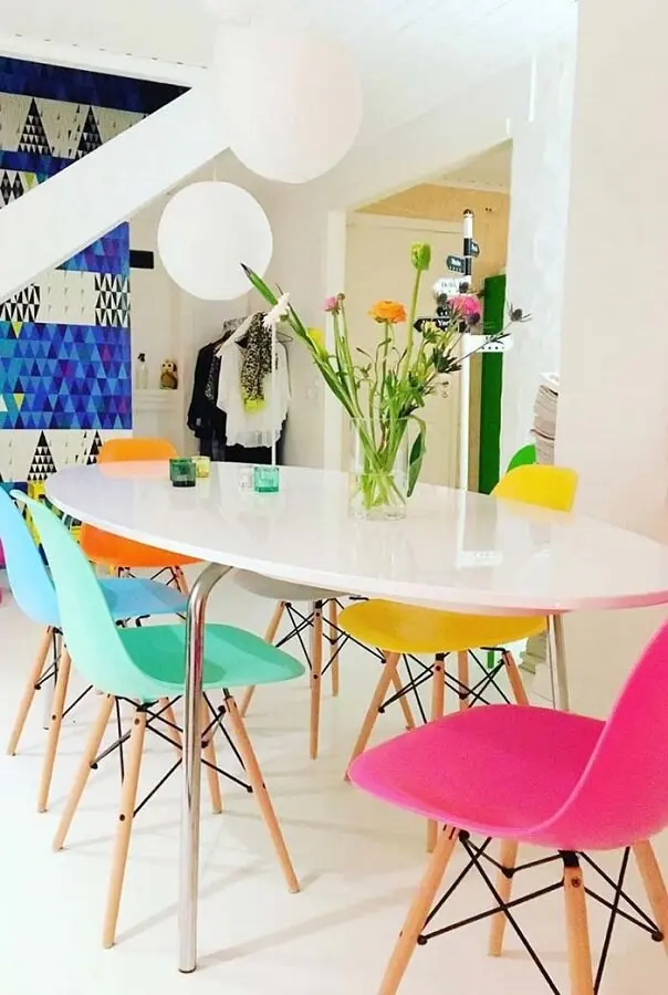 Sala de jantar branca decorada com cadeira verde água rosa e amarela Foto Pinterest