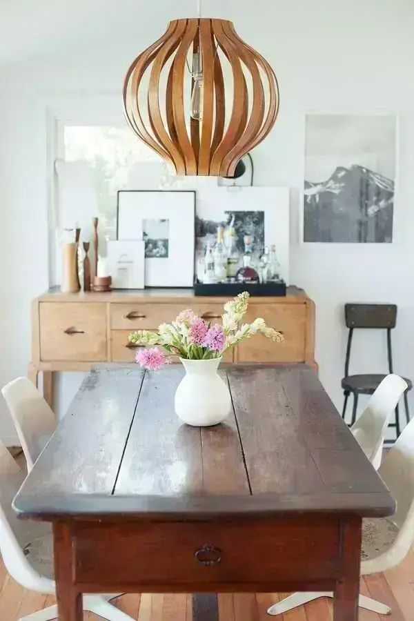 sala de jantar branca e simples decorada com buffet de madeira rústica Foto Jeito de Casa