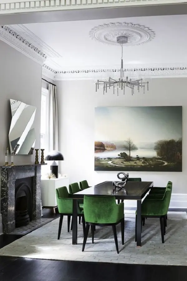 sala de jantar com lareira decorada com cadeira veludo verde Foto Casa Très Chic