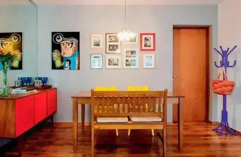 sala de jantar simples decorada com buffet de madeira retrô Foto Pinterest