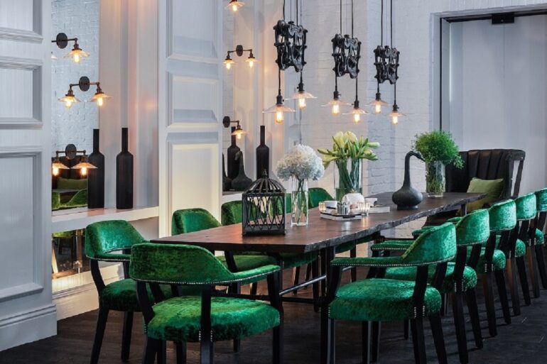 sala de jantar sofisticada decorada com mesa preta e cadeira de jantar verde estofada Foto We Heart It