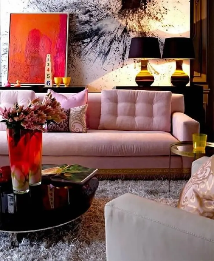 sala moderna decorada com sofá rosa chá e abajur preto Foto Pinterest