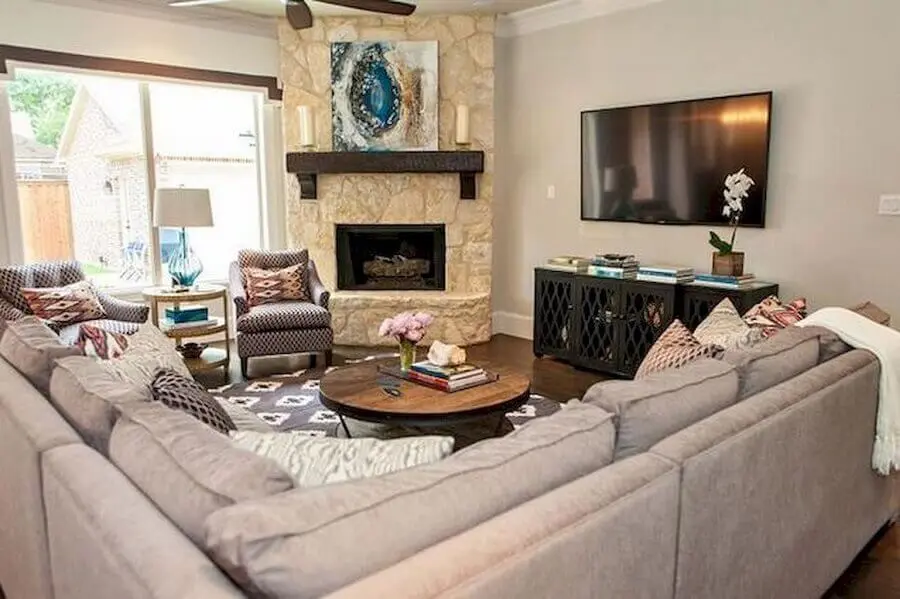 sofá de canto para decoração de sala com lareira de canto rústica Foto Pinterest