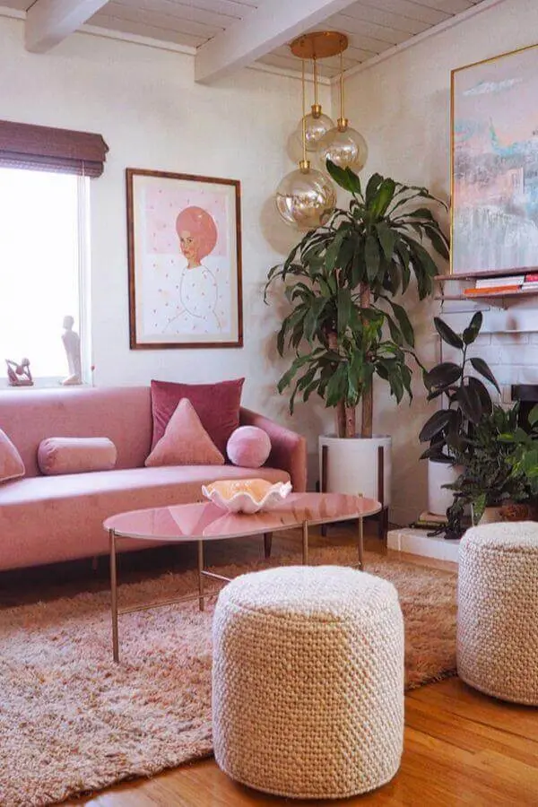 sofá rosa chá para sala de estar decorada com puff rústico redondo Foto Article