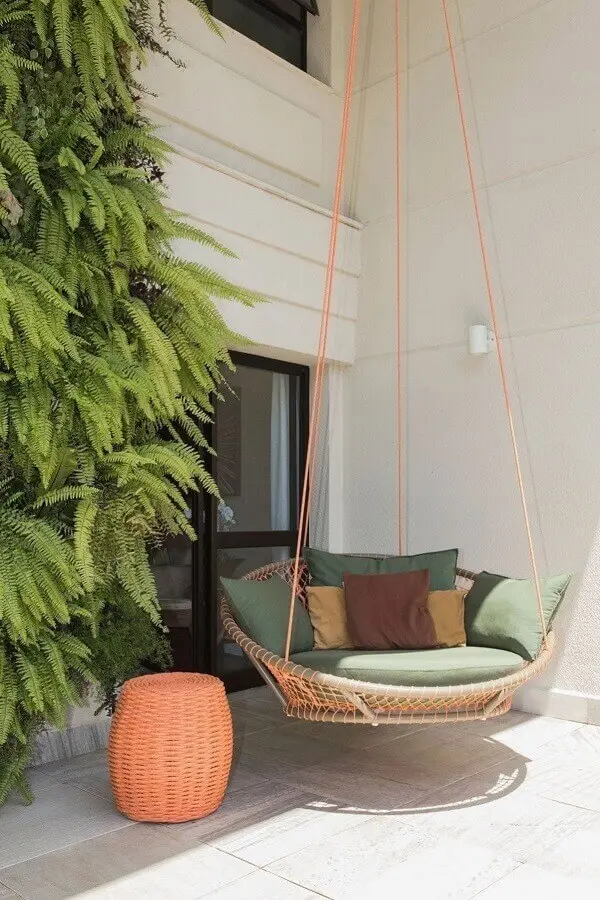 Varanda decorada com cadeira suspensa de balanço confortável Foto Casa de Valentina