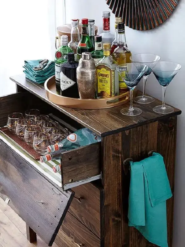 A bandeja bar decoração redonda organiza as garrafas de bebida. Fonte: Pinterest