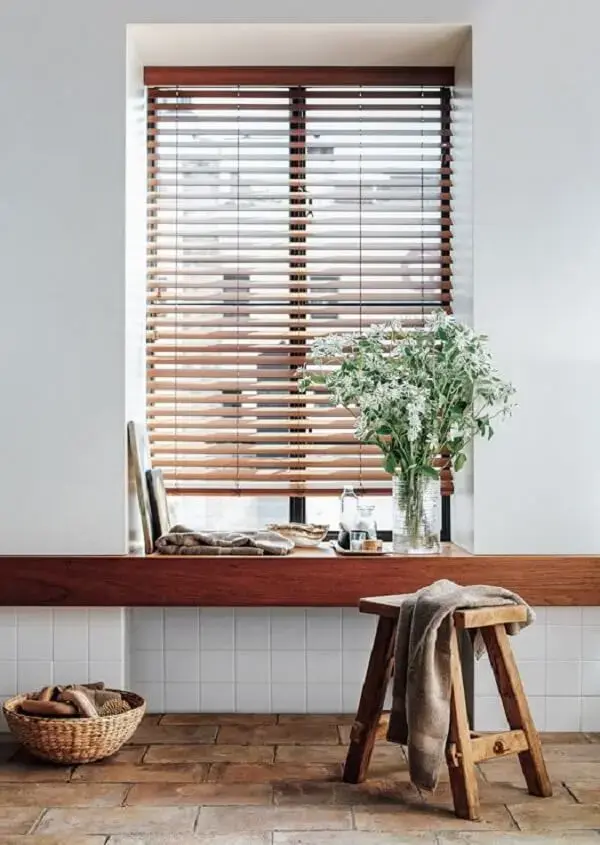 A cortina persiana de madeira se encaixa perfeitamente na decoração do ambiente. Fonte: Pinterest