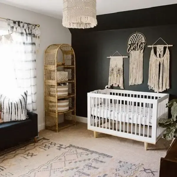 A decoração de quarto de bebê safári pode contar com elementos em palha, madeira e macramê. Fonte: Revista Viva Decora