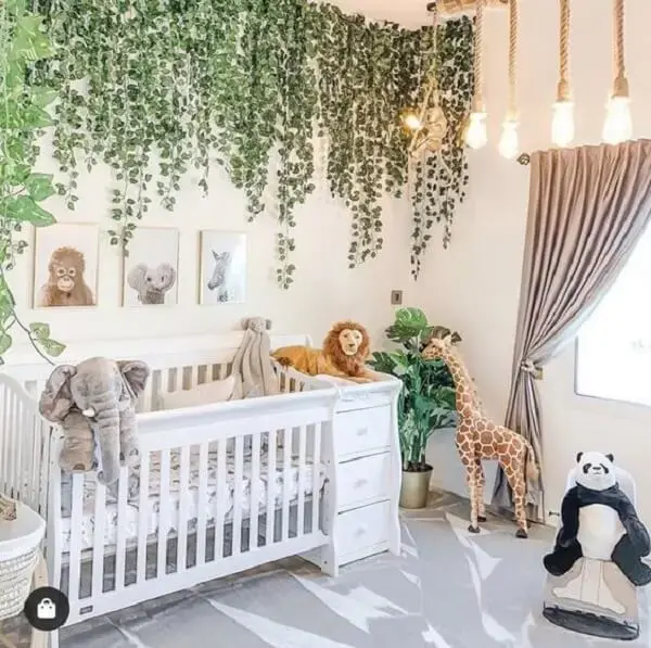 A folhagem artificial fixada na parede e teto realçam a beleza do quarto de bebê safari. Fonte: Pinterest