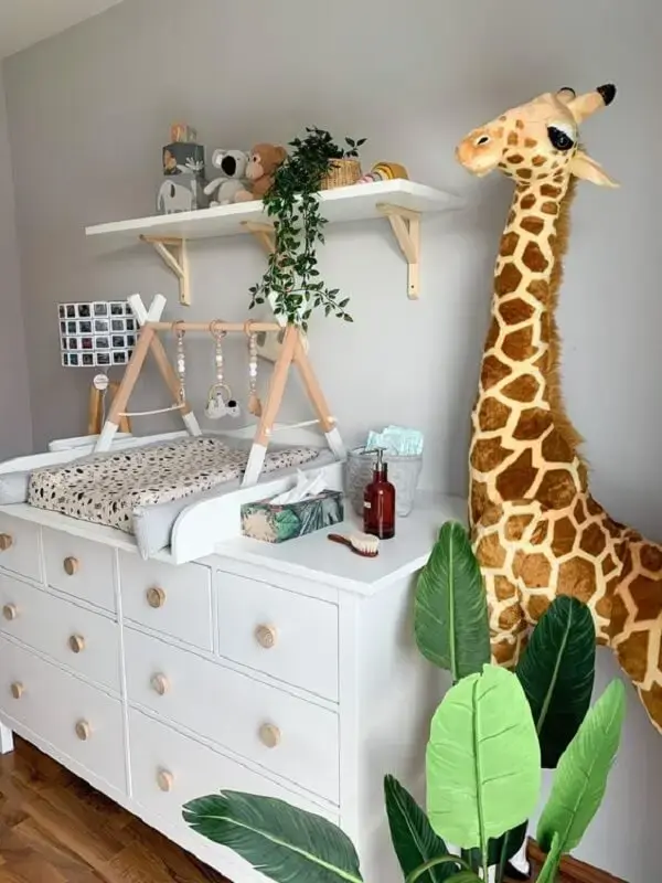A girafa trouxe um toque fofo para a decoração de quarto de bebê com tema safári. Fonte: Pinterest