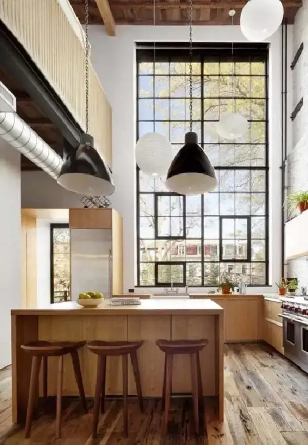 A janela ampla da cozinha valoriza a arquitetura com pé direito duplo. Fonte: Pinterest