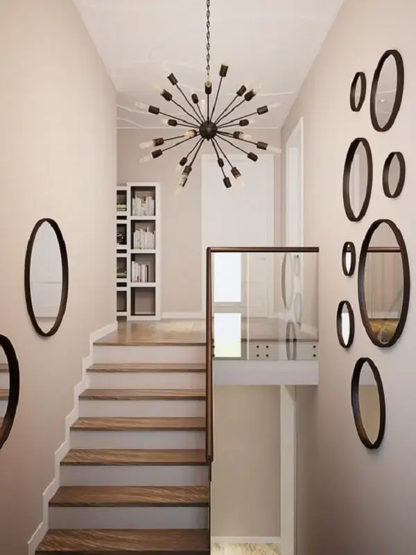 A lâmpada usada também vai influenciar tanto no lustre para escada como na beleza da decoração. Fonte: Pinterest