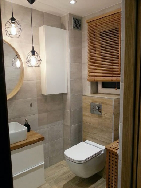 A persiana de madeira foi feita sob medida para ao banheiro. Fonte: Pinterest