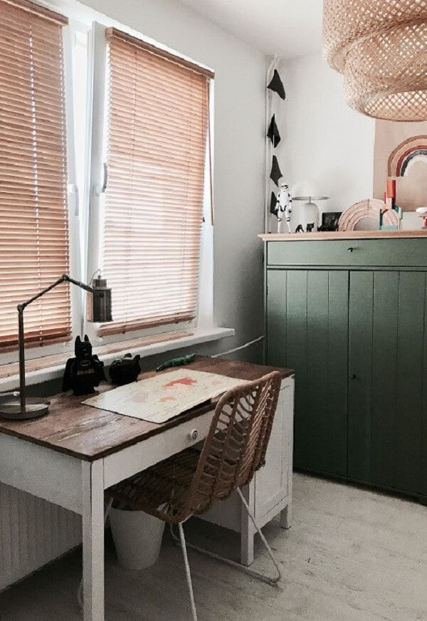 A persiana de madeira para quarto minimiza a intensidade de luz sobre a escrivaninha. Fonte: Pinterest