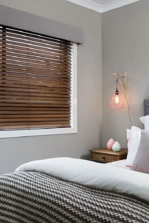 A persiana de madeira para quarto traz um toque de conforto para a decoração. Fonte: Pinterest